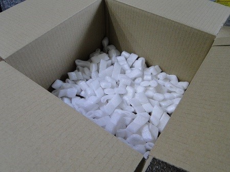 Pour emballer des haut-parleurs en toute sécurité, mettez une couche de polystyrene dans le fond du carton